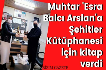 Muhtar 'Esra Balcı Arslan'a Şehitler Kütüphanesi için kitap verdi