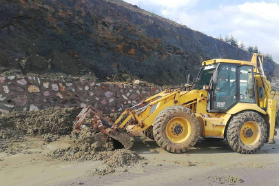 Şehir Hastanesi yolundaki toprak  kaymasına Büyükşehir’den anında müdahale