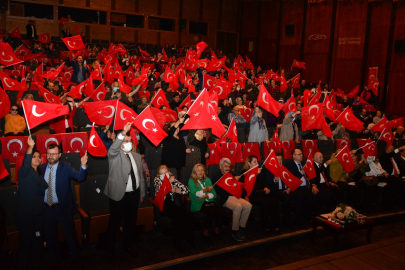 Kocaeli Valiliği İl Kültür ve Turizm Müdürlüğü Türk Halk Müziği Korosu’nun düzenlemiş olduğu “Cumhuriyet Konseri” büyük coşkuyla ayakta alkışlandı