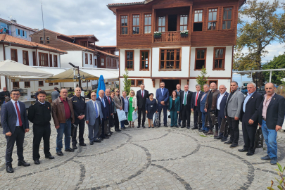 Gölcük’te 19 Ekim Muhtarlar Günü, Anıtpark’ta düzenlenen tören ile kutlandı.