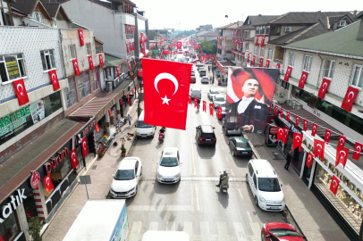 KARTEPE’DE SOKAKLAR ŞANLI BAYRAĞIMIZLA DONATILDI