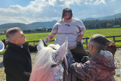 ÖZEL BİREYLER GÖLCÜK'TE AT BİNME HEYECANI YAŞADI