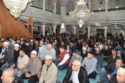 11 Ayın Sultanı Ramazan-ı Şerif Ayı içerisinde idrak edilen bin aydan daha hayırlı olan Kadir Gecesi’nde Kartepe’de camilerden semaya dualar yükseldi.